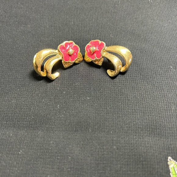 VTG Gold Tone Metal and Pink Enamel Flower clip on earrings. Unbranded. Pretty!! - Picture 2 of 7